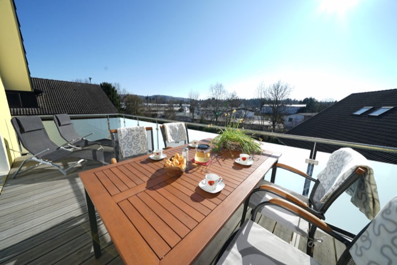 Südbalkon mit gedecktem Tisch und Aussicht