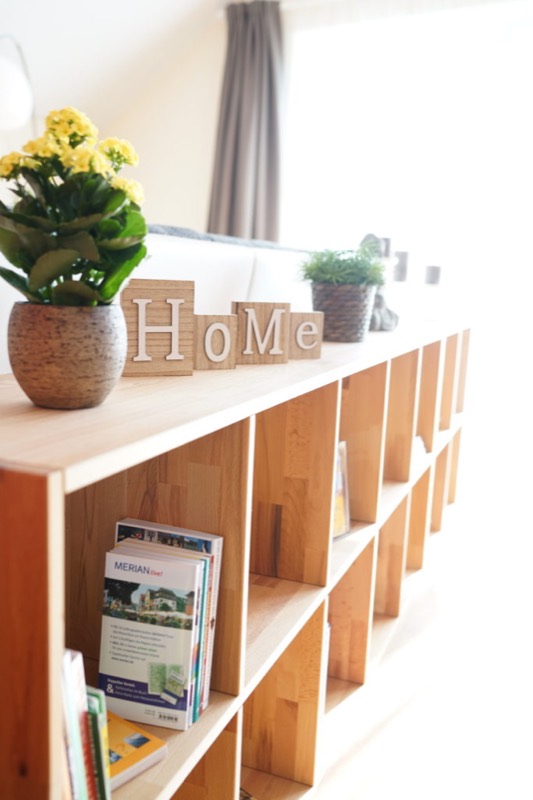 Bücherregal mit Holzbuchstaben Home
