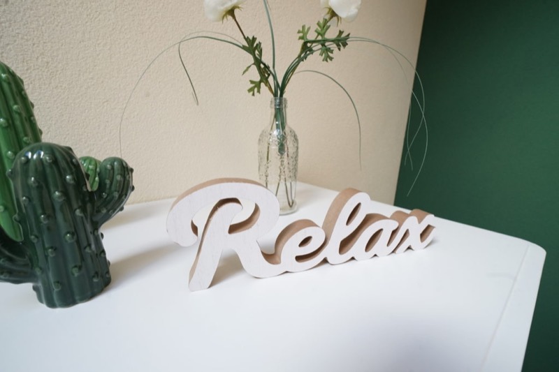 Holzschriftzug Relax auf der Kommode im Schlafzimmer