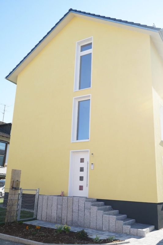 Das gelbe Haus mit Giebel von außen