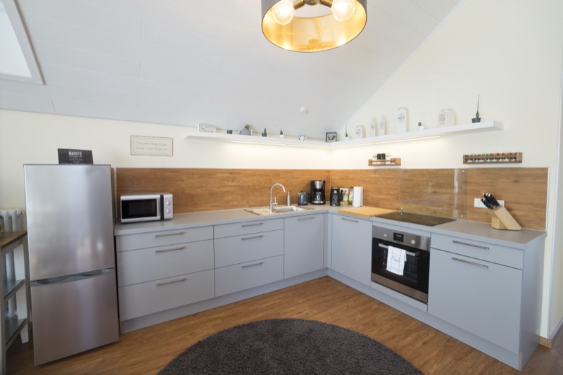Offene Küche mit Holzrückwand